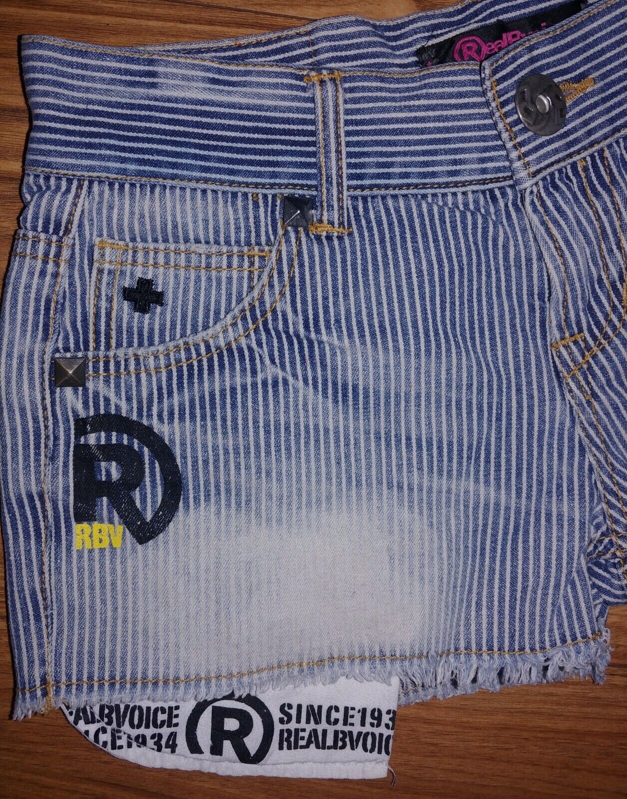 RealBvoice Preloved Women's Pinstripe Distressed Frayed Denim Jean Shorts Size Medium