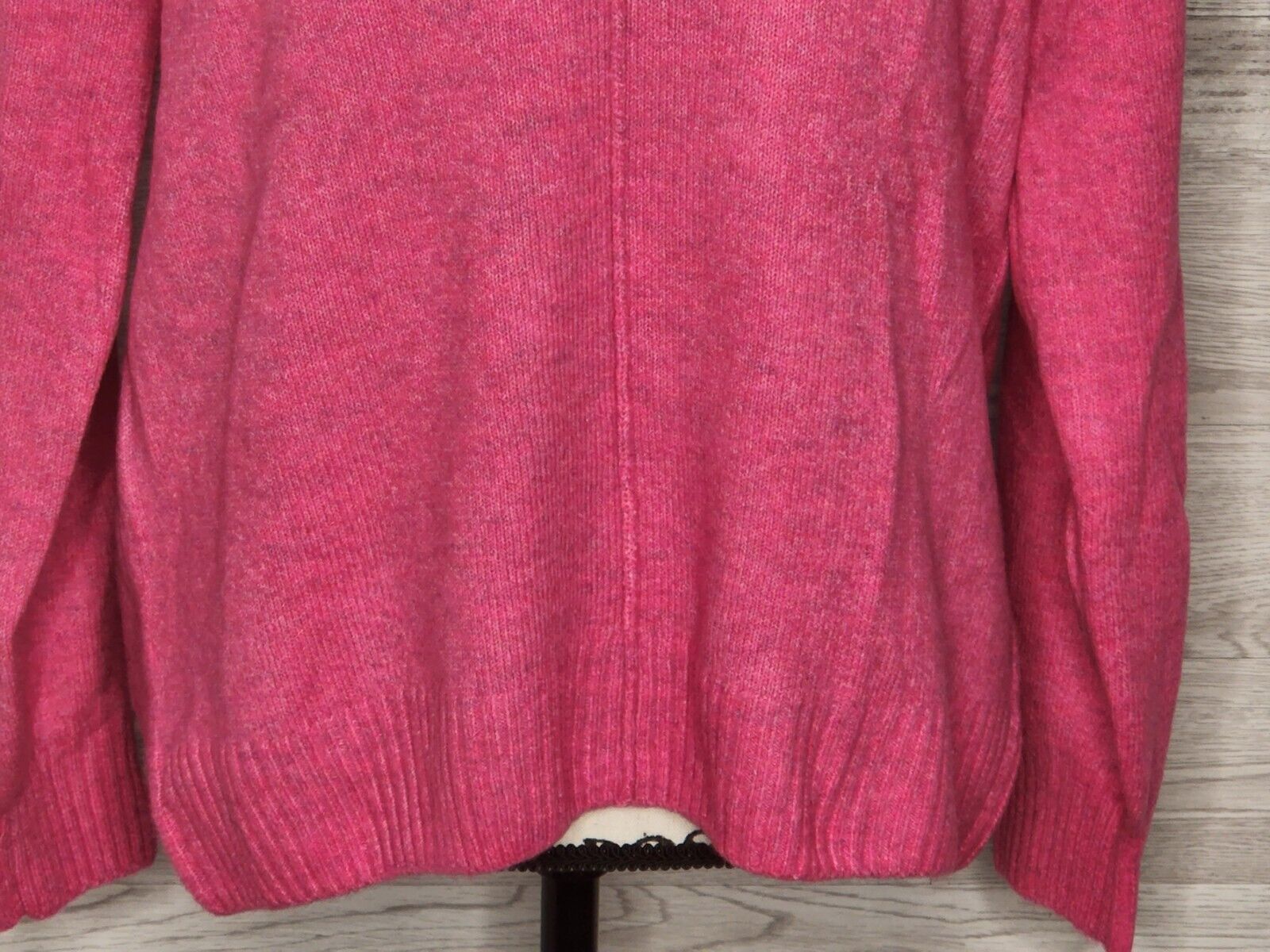 Vince Camuto Women's Paradox Pink Long Sleeve Lightweight V-Neck Sweater