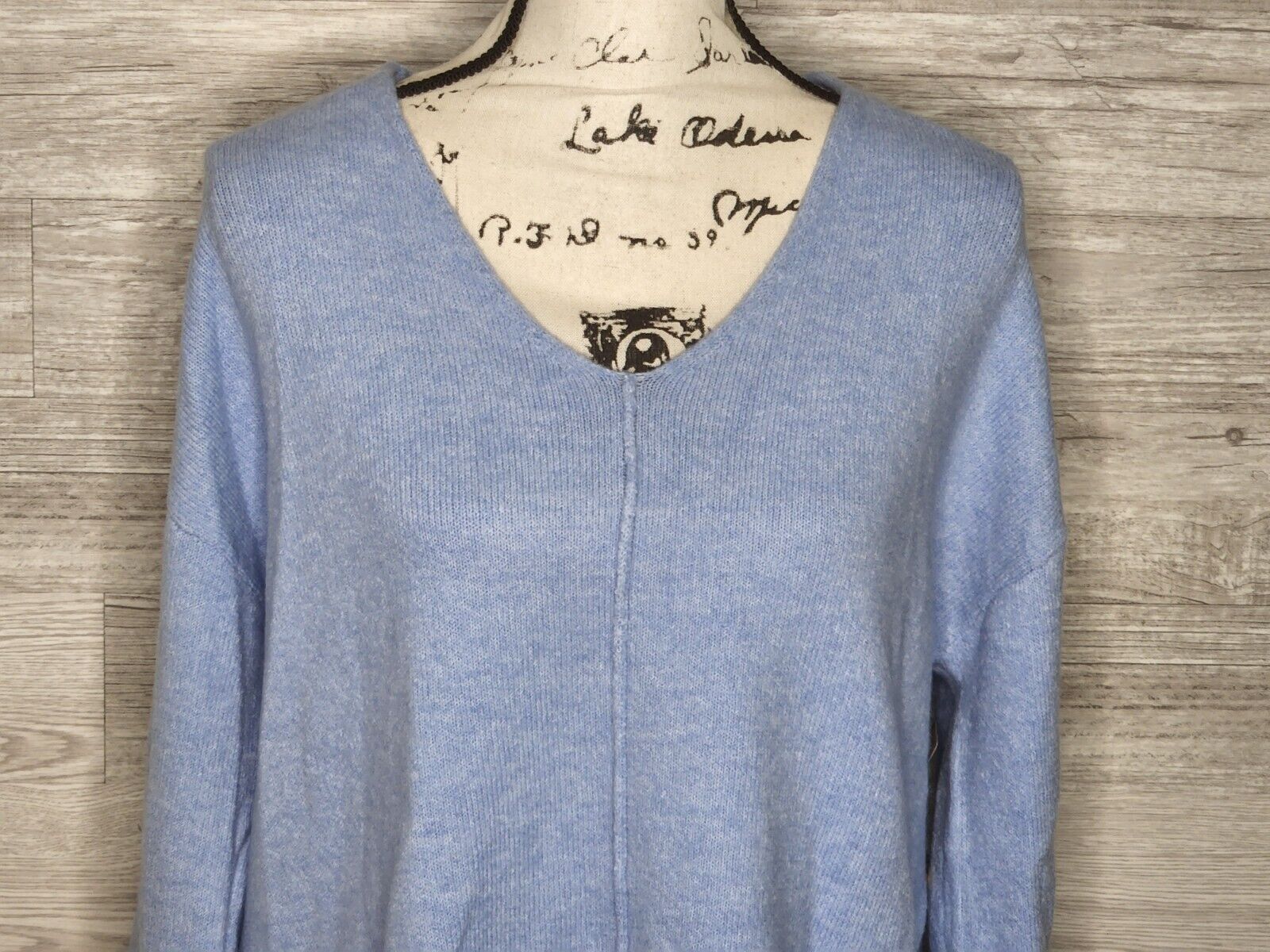 Vince Camuto Women's Marine Blue Long Sleeve Lightweight V-Neck Sweater