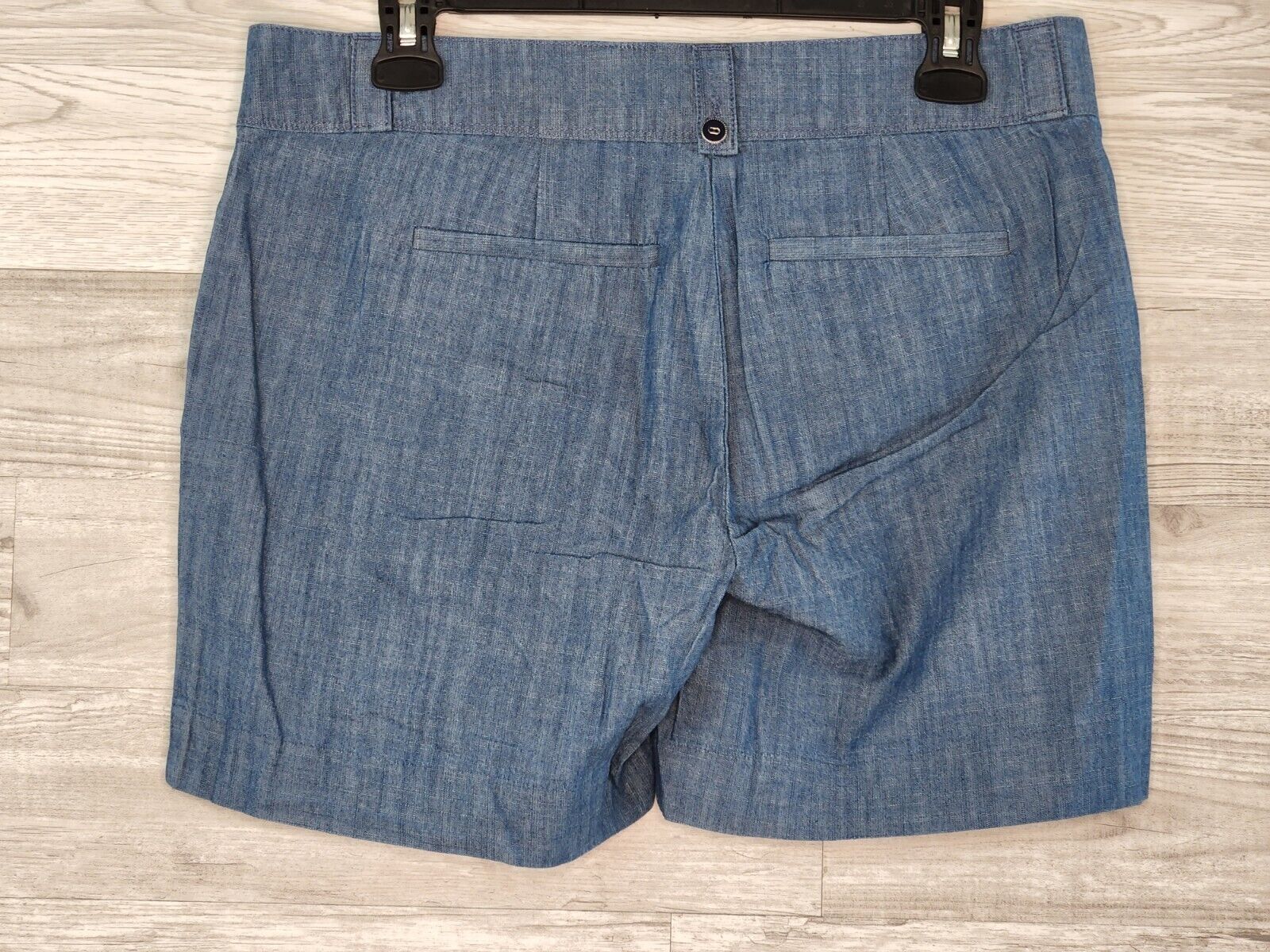 Isaac Mizrahi New York Women's Indigo Chambray Tailored 5 Inch Inseam Shorts