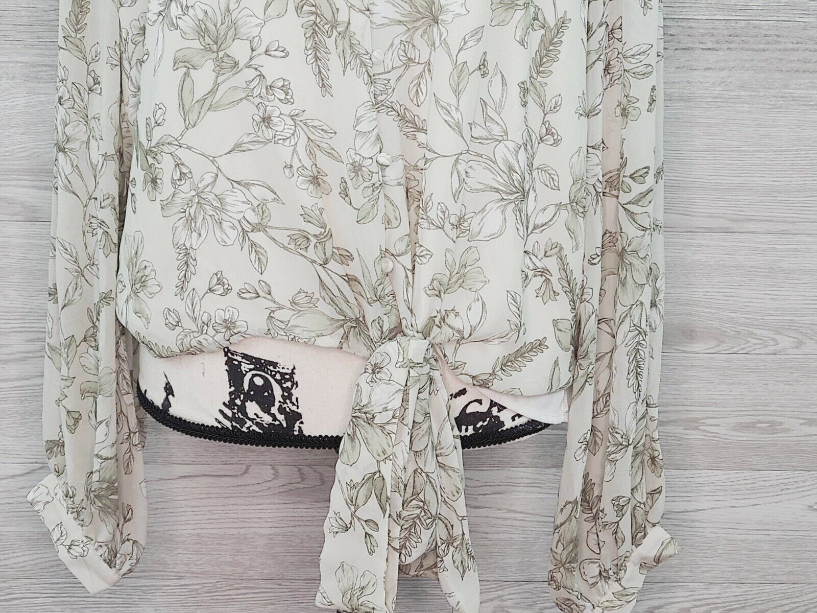 Vince Camuto Women's Green Floral Tie Front Button Down Blouse Size Medium