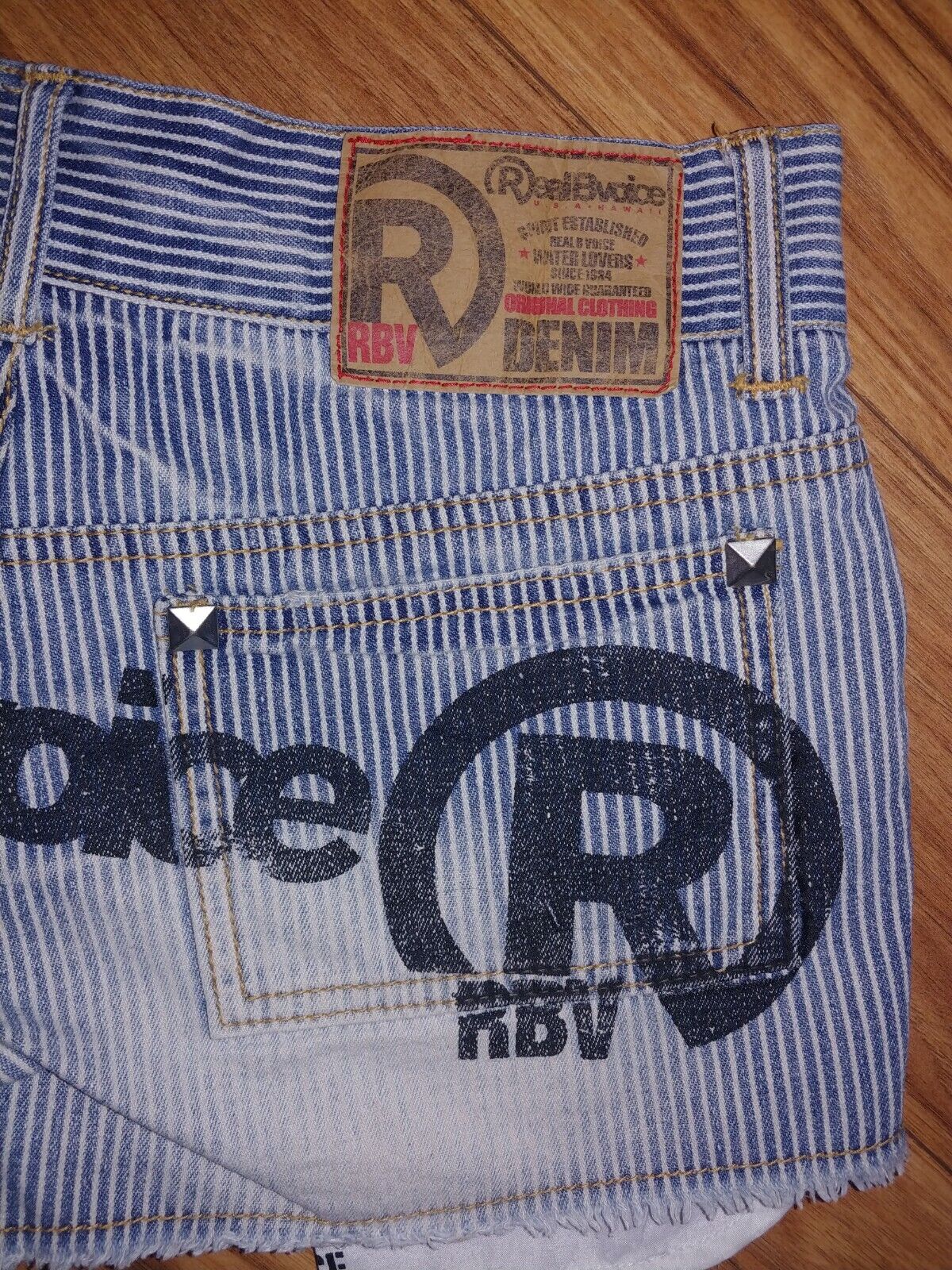 RealBvoice Preloved Women's Pinstripe Distressed Frayed Denim Jean Shorts Size Medium