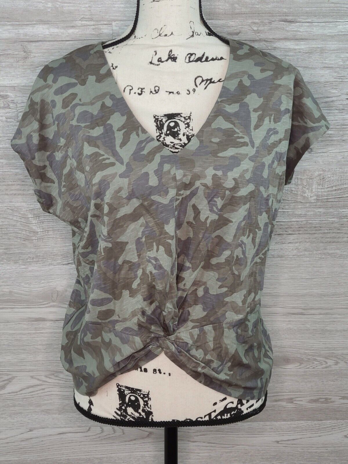 INC Women's Camo Print Twist-Front V-Neck Short Sleeve Tee Size Small