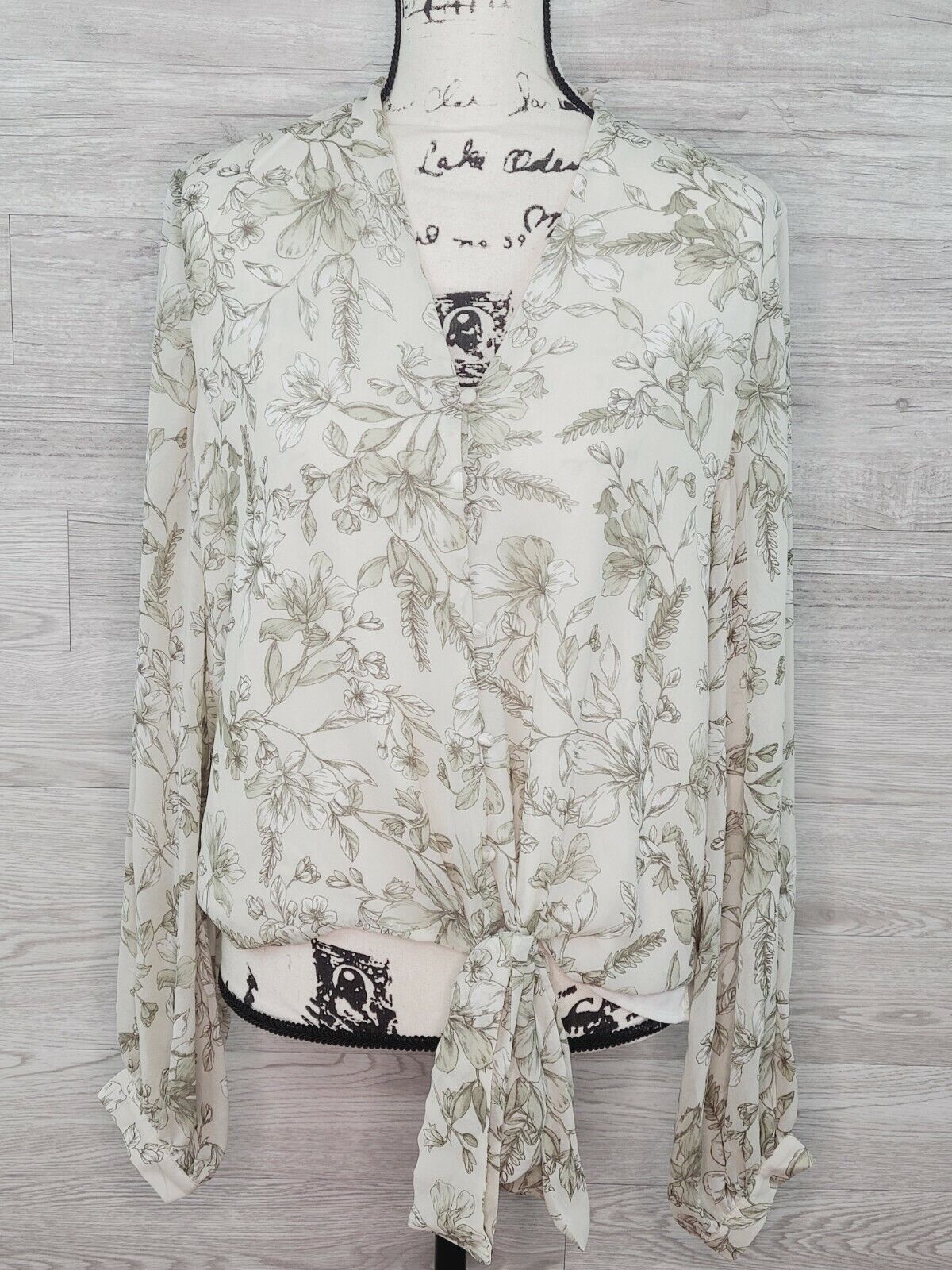 Vince Camuto Women's Green Floral Tie Front Button Down Blouse Size Medium