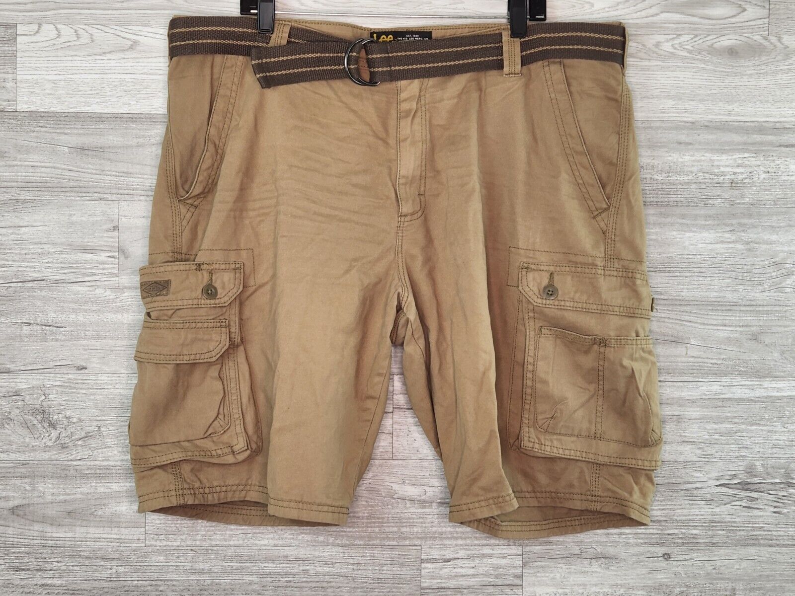 Lee Men's Preloved Casual 11.5 inch Khaki / Beige Belted Cargo Shorts Size 40