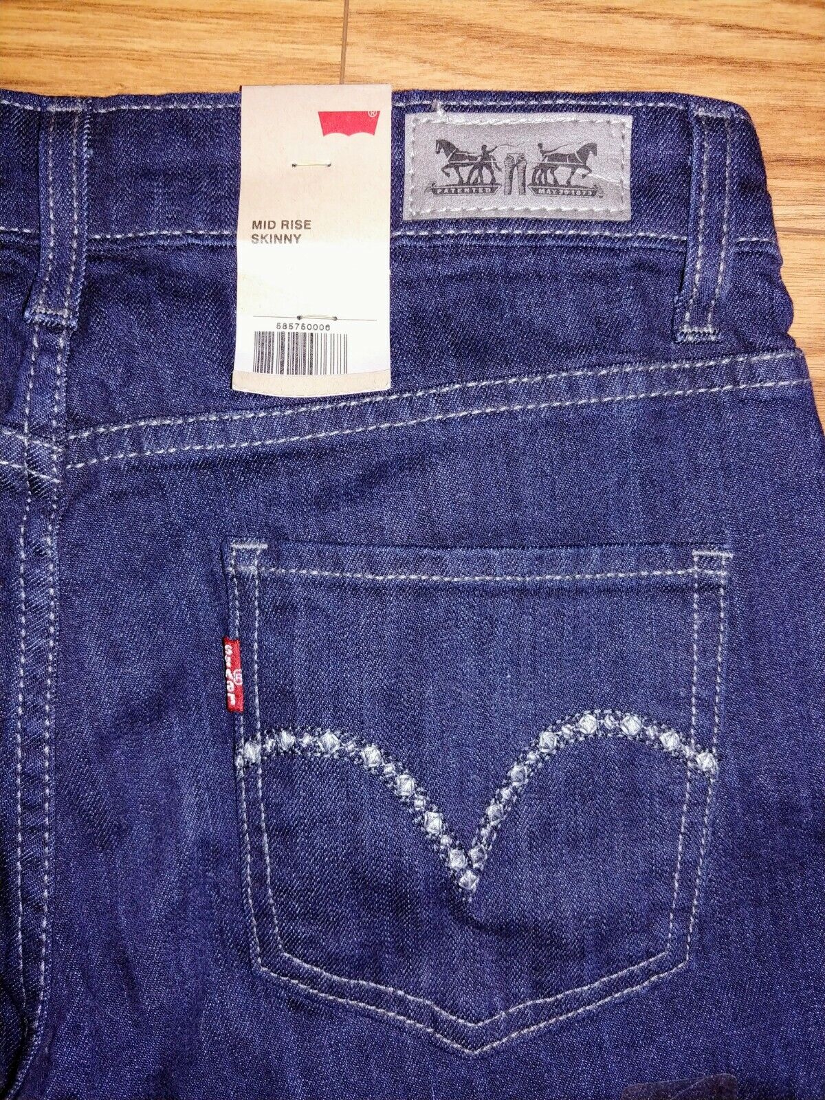 LEVIS Mid Rise Skinny Dark Wash Metallic Embroidered Pockets Size 4 (27)